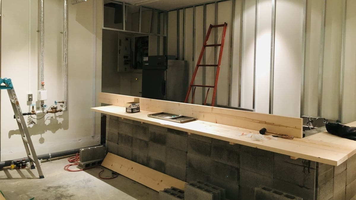 軽量鉄骨の壁下地と造作カウンターを 施工している内装工事中の店舗